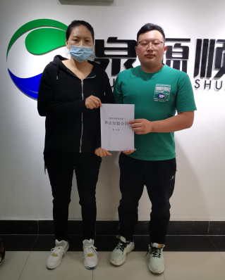 【簽約】恭喜煙臺楊女士成功加盟饈廚-香辣雞架飯項(xiàng)目！
