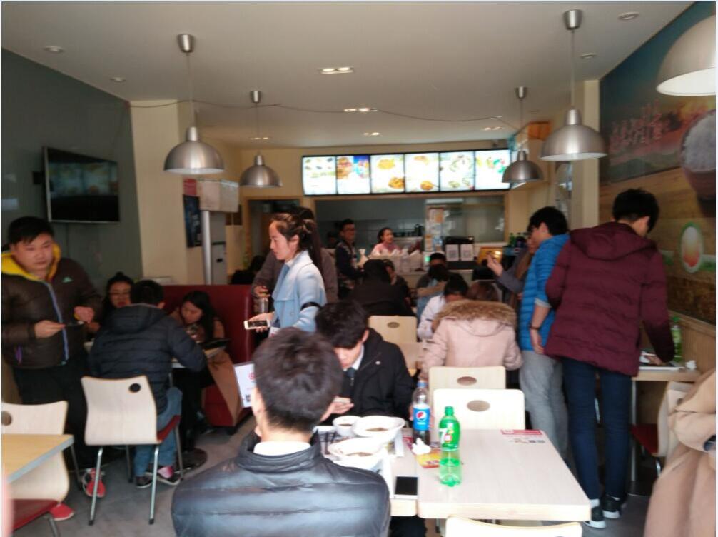 張成榮香辣雞架飯青島店火爆開(kāi)業(yè)，人“滿”為患