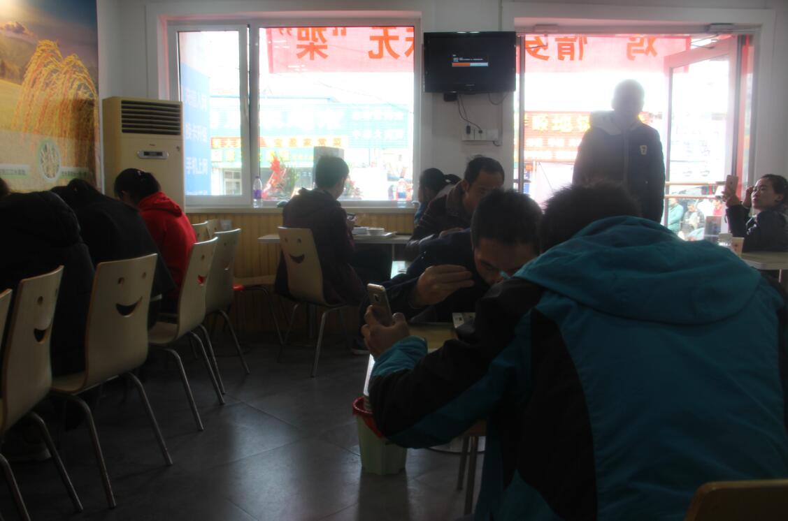 香辣雞架飯消費(fèi)者埋頭品嘗好評(píng)不斷