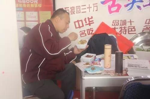 展會現(xiàn)場大哥用心品嘗香辣雞架飯