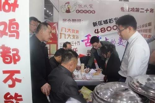 簽約現(xiàn)場圍堵?lián)屨济~