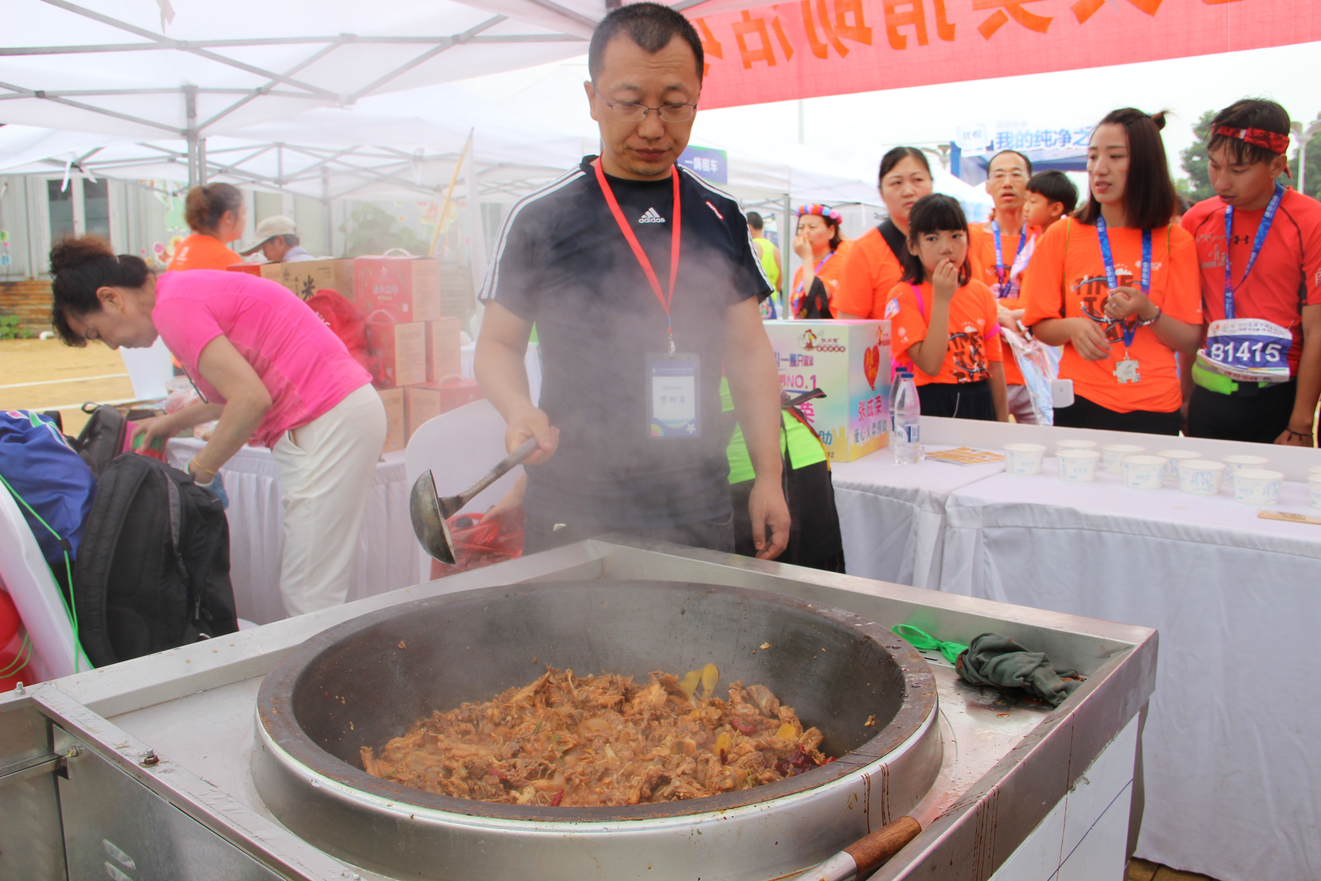 香辣雞架飯王老板在馬拉松會(huì)場燉雞架