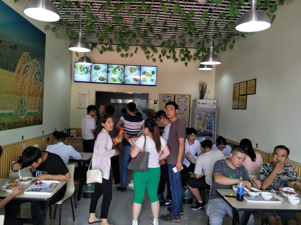 帥哥美女排隊(duì)點(diǎn)餐啦