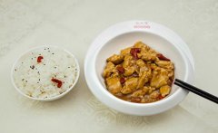 快餐中的實(shí)力品牌，張成榮香辣雞架飯店加盟人氣高