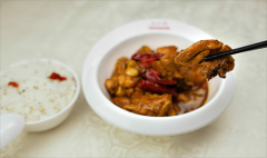 張成榮香辣雞架飯，搶占外賣市場(chǎng)得先機(jī)