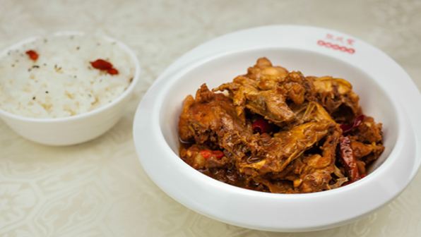 張成榮香辣雞架飯改名饈廚雞腿飯啦！